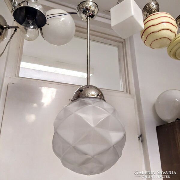 Art deco nikkelezett mennyezeti lámpa felújítva - különleges formájú savmart üveg búra