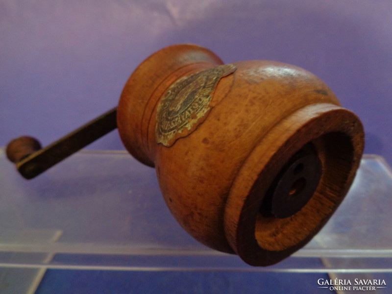 Old pepper grinder with label
