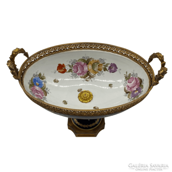 Sevres offering an idyllic scene with m1032