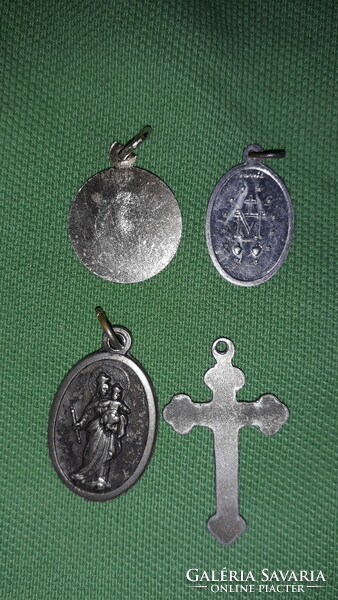 Antik fém keresztény zarándok emlékek gyűjteménye 4 db ezüstözött medál EGYBEN a képek szerint