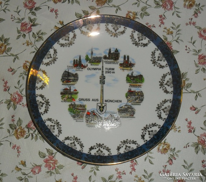 Beautiful, richly gilded, porcelain decorative plate depicting Munich, Germany. 24 cm in diameter.