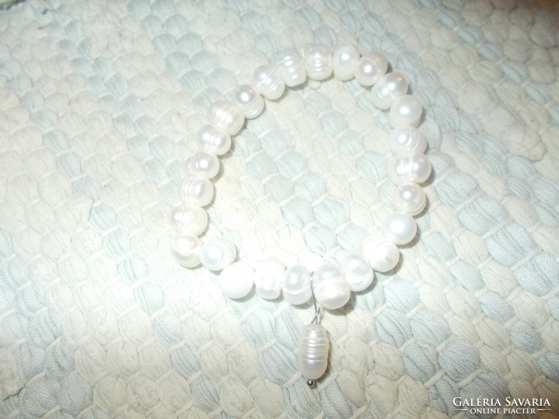 Genuine cultured pearls flexible bracelet with charms