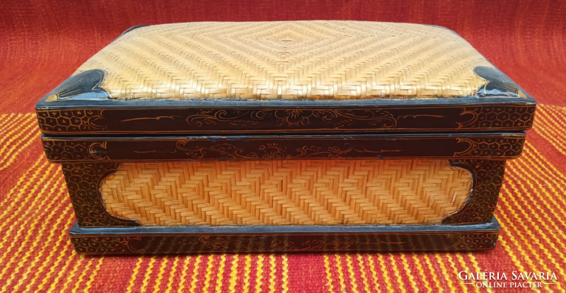 Oriental bamboo storage box in the condition shown in the pictures. Negotiable!!