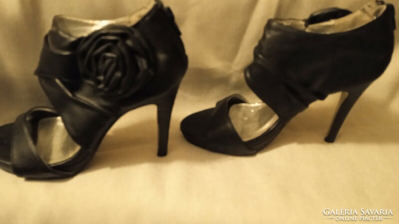 37-s fekete alkalmi cipő rózsa mintával az oldalán