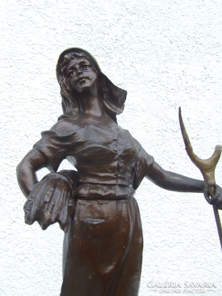 Mezei asszony szobor spiáter