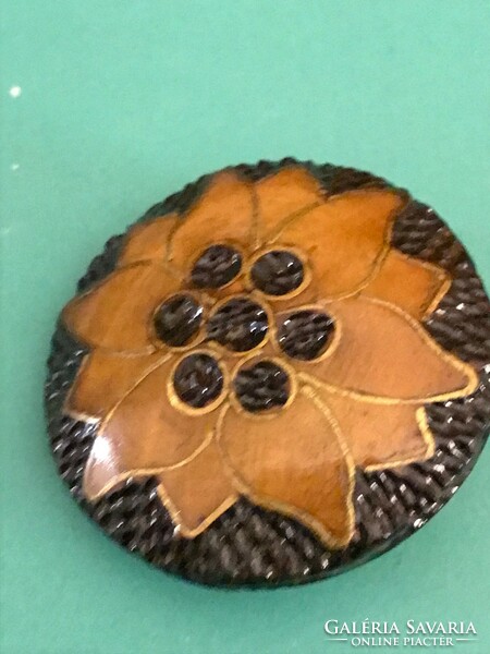 Antique lacquered wooden brooch/pin. It's very flashy. Old but never used. Size: 4 cm in diameter