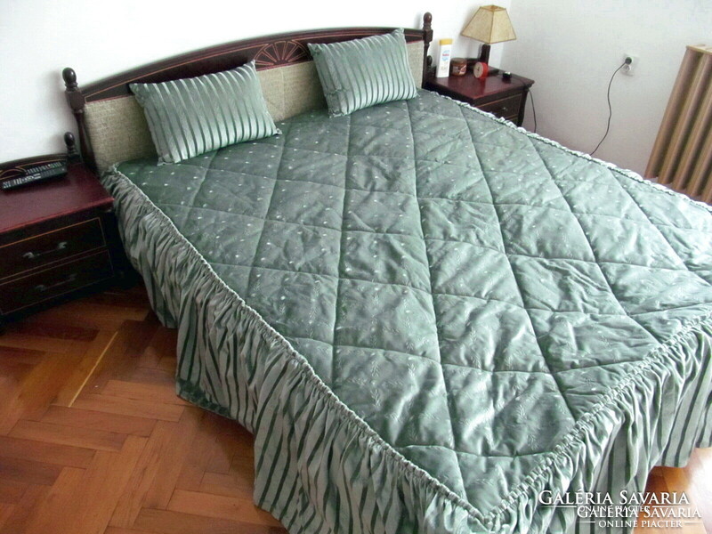 Thick bedspread + 2 pillows (190x160 + 45cm, brand new, double bed)