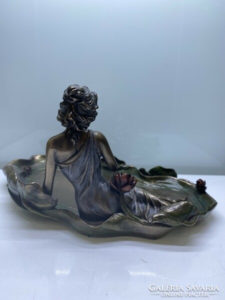 Serving bowl in the shape of a woman, 23 cm