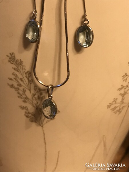 White gold earrings and pendant with natural topaz