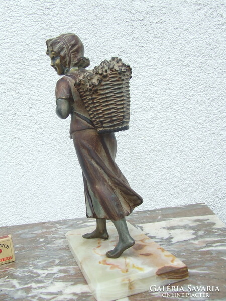 Harvesting spaiater sculpture with thick walls