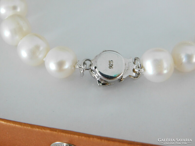 Pearl bracelet rose with silver clasp.