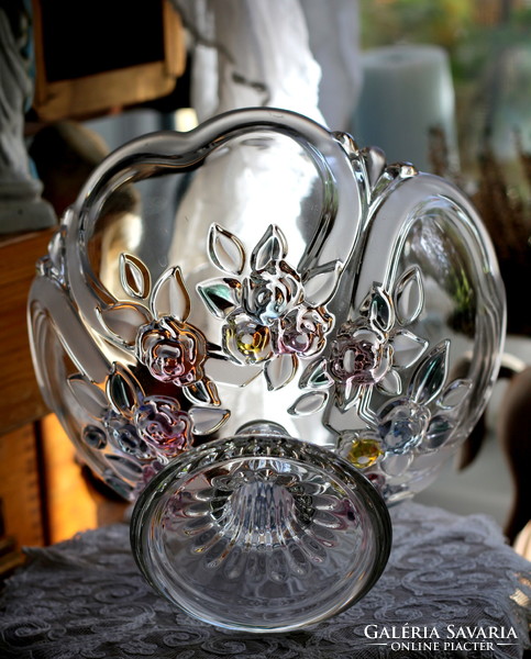 Gyönyörű öntött üveg talpas kínáló, asztalközép, színezett virágokkal és fúvott peremmel
