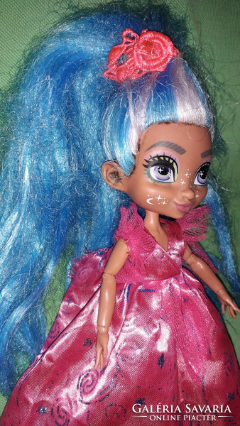 Tündéri aranyos EREDETI Cave Club Tella Doll - Mattel 2019 kék hajú MANGA BABA 25cm a képek szerint