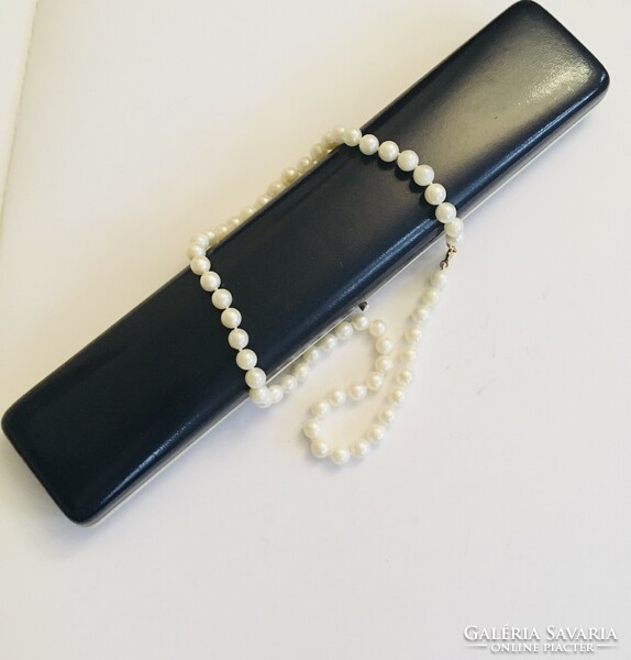 Cultured white string of pearls gold lock case vintage