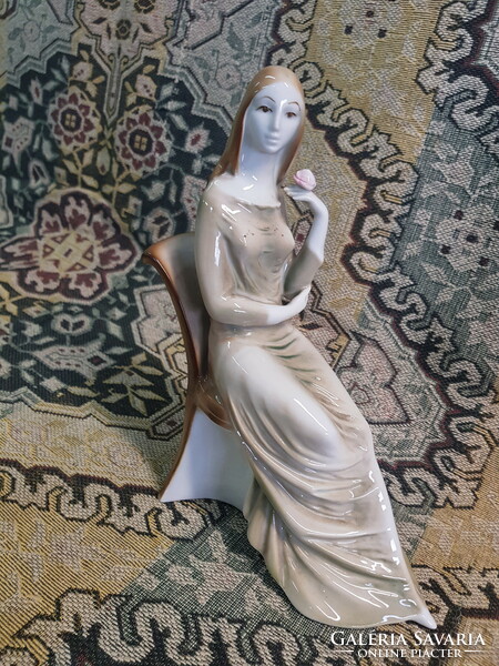 Régi Zsolnay porcelán nő virággal