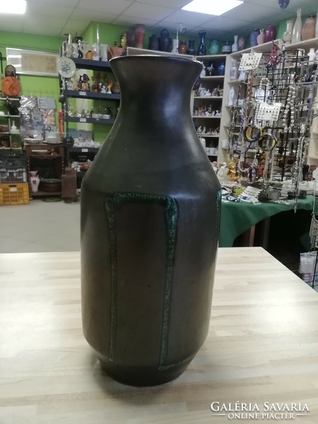 Fekete kerámia váza, zöld mintával