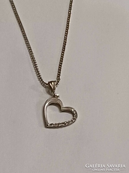 Thin silver chain with silver heart pendant
