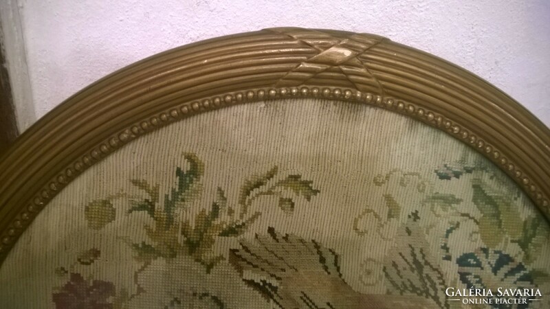 Antik bieder keretes gobelin-csendélet madárral ü.alatt, átm.58 cm
