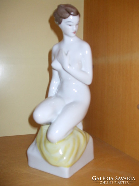 Hollóházi large kneeling nude