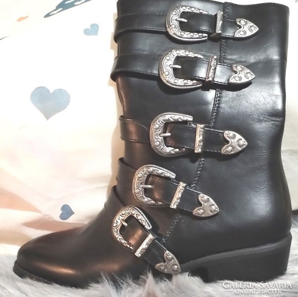 Wonderful, beautiful, wild, new, thin lining, edgy decorative buckled boots, size 38