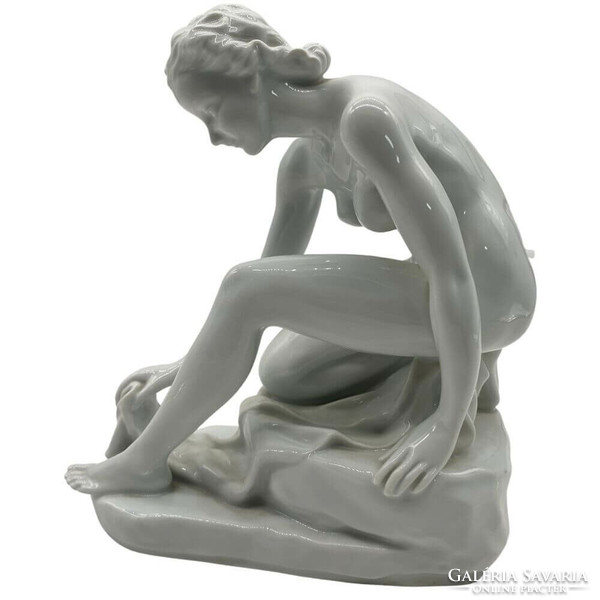 Herend washing woman white glazed porcelain - m1243