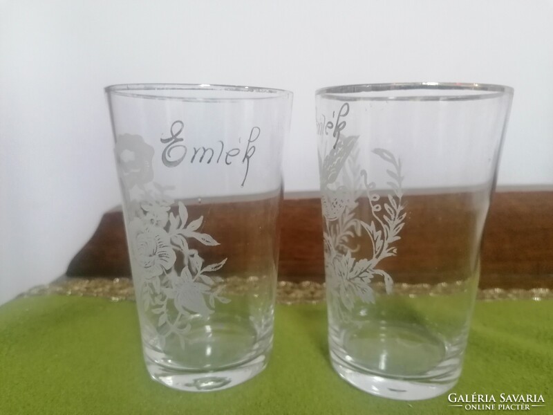 A pair of commemorative glass glasses with a bird and a flower basket