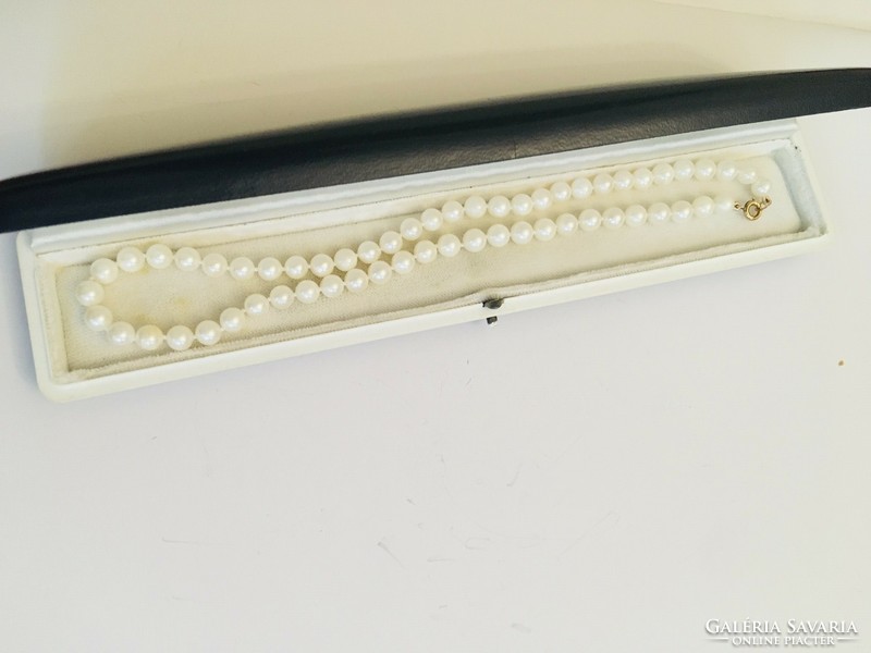 Cultured white string of pearls gold lock case vintage