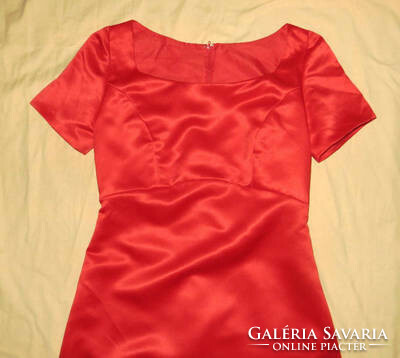 Piros szatén maxi ruha db: 72 cm h: 134 cm mb: 82 cm