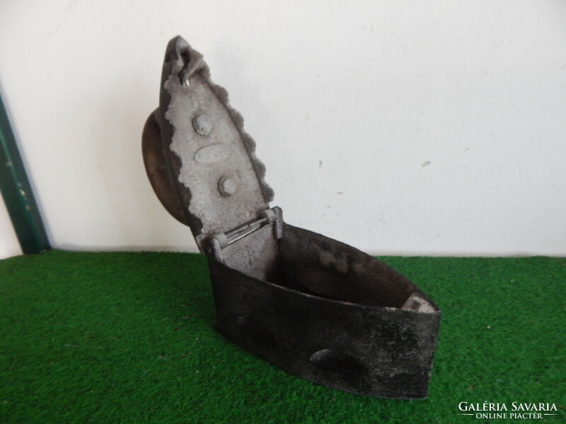 Old charcoal iron, in the condition shown in the picture, I will also post it.