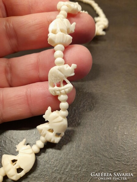 Csont nyaklánc elefánt medállal és láncszemekkel. Nagyon szép állapotban