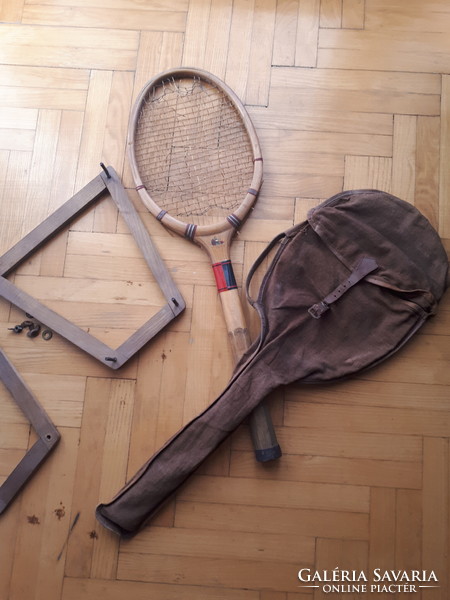 Antik teniszütő tokjával és feszítőjével