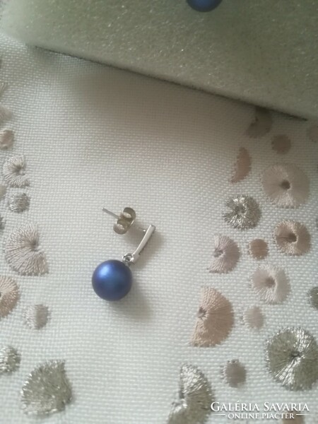 Silver earrings with zirconia stones