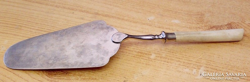 Vitange silver-plated cake spatula with bone handle. For a retro kitchen