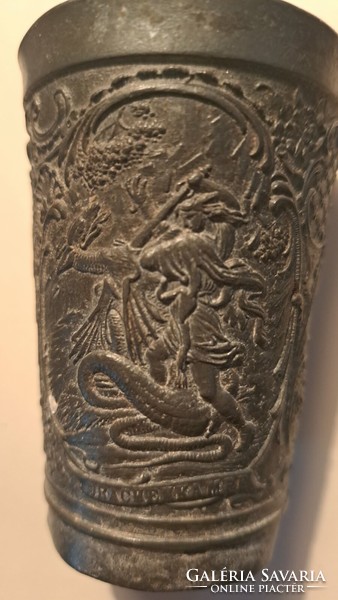Antik ón pohár oldalán Wagner Walkűr művéből jelenetek