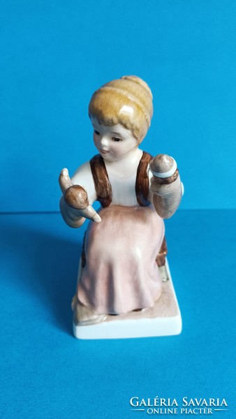 Goebel Hummel Bábozó Lány Porcelán Figura