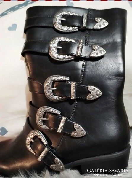 Wonderful, beautiful, wild, new, thin lining, edgy decorative buckled boots, size 38