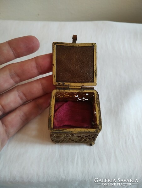 Antik gyűrű tartó doboz fémből