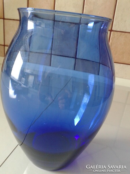 Edzett üveg váza