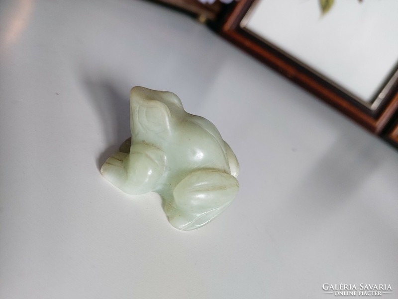Carved green jade (?) Frog figurine
