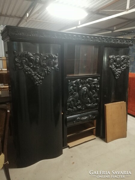 Antik fekete faragott szekrény