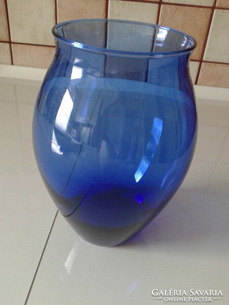 Edzett üveg váza