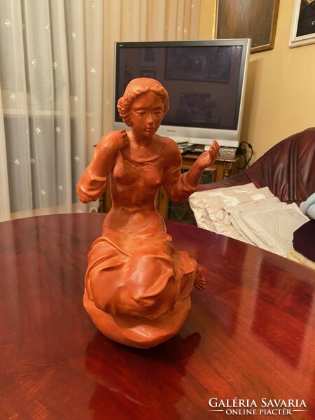 Terracotta statue of kneeling woman from Tóth Val