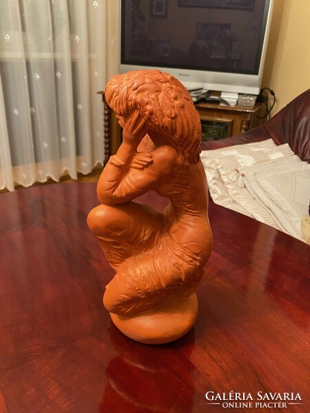 Kligl Sándor térdelő nő terrakotta szobor