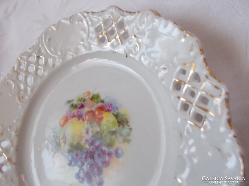 Openwork, gilded fruit pattern decorative plate
