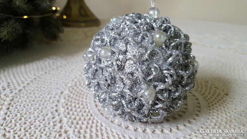 Érdekes,csillogó ezüstszínű karácsonyfadísz gyöngyökkel 8.5cm.