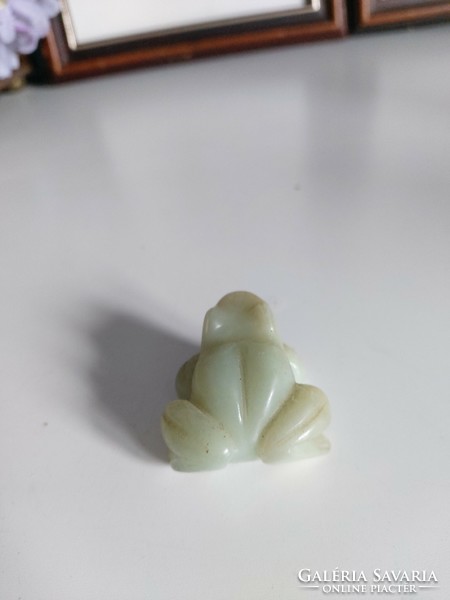 Carved green jade (?) Frog figurine