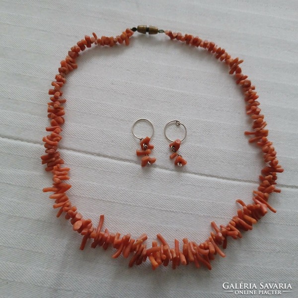 Noble coral necklace and pair of earrings
