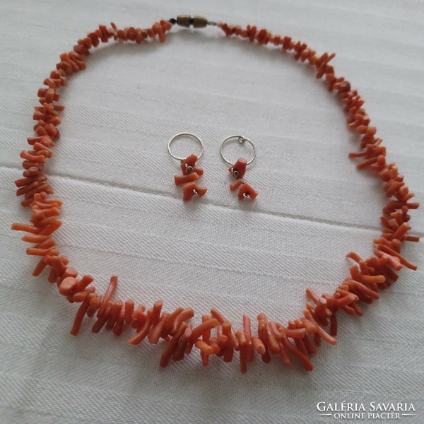 Noble coral necklace and pair of earrings