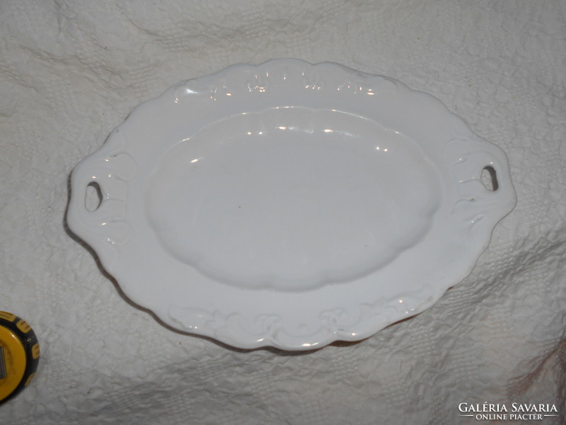 Zsolnay  fehér vastag porcelán füles tál,a perem anyagából kidomborodó körbefutó mintával