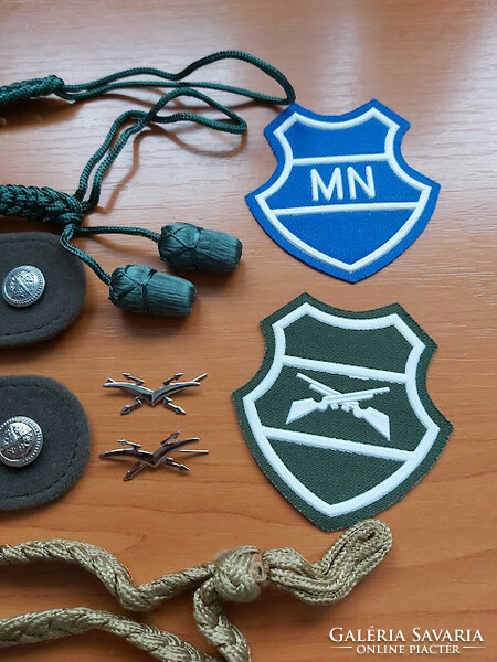Military memorabilia, nostalgia enlisted shoulder, shoulder cord, signal whistle, commander's chest cord badge #